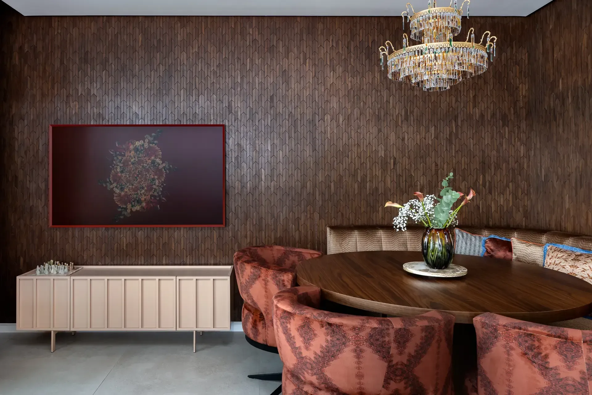 Interieur met gestoffeerd meubel
